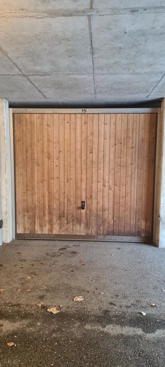 Garage fermé dans un garage collectif intérieur 2