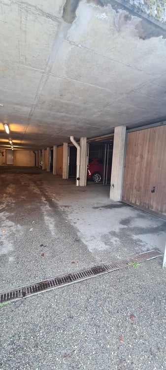 Garage fermé dans un garage collectif intérieur 4