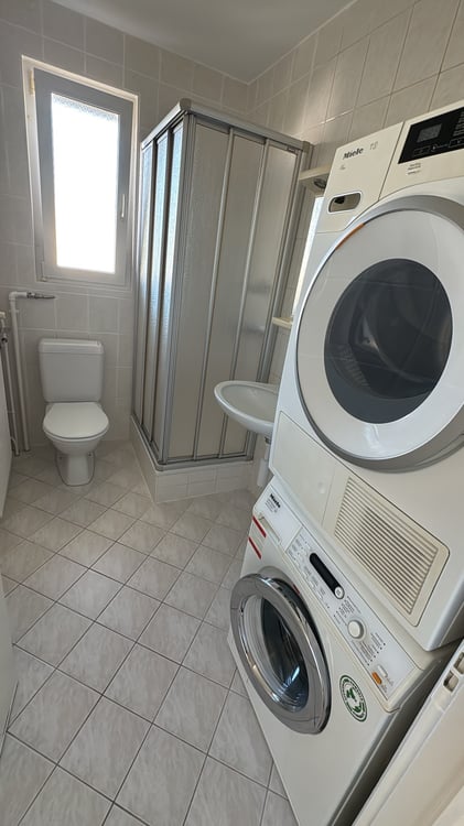 Bel appartement de 1.5 pièces situé au 4ème étage avec balcon vue s... 8