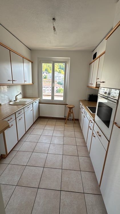 Bel appartement de 1.5 pièces situé au 4ème étage avec balcon vue s... 2