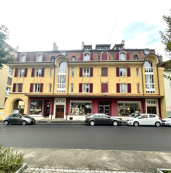 Une place de parc extérieure couverte 5