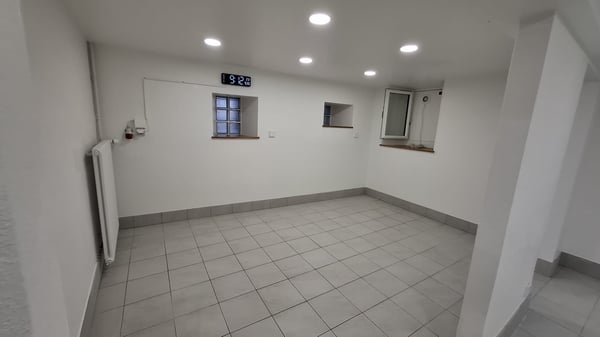 Local commercial de 2.5 pièces au coeur du village - Disponible de ... 2