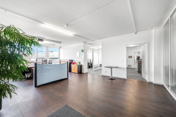 Bereit, neu abzuheben? Ausgebaute Büroflächen warten auf Sie! 8