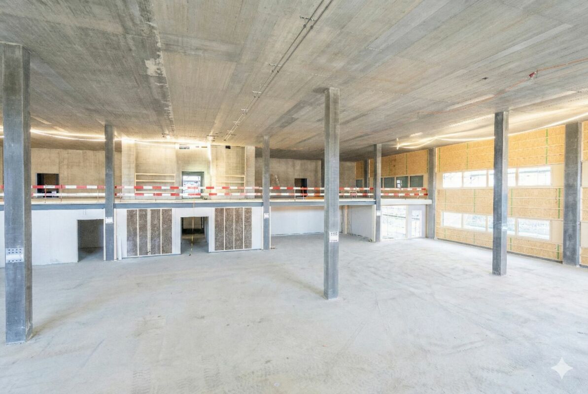 Newly built commercial park NEUHUUS - Commercial hall with 7.8m ceiling height