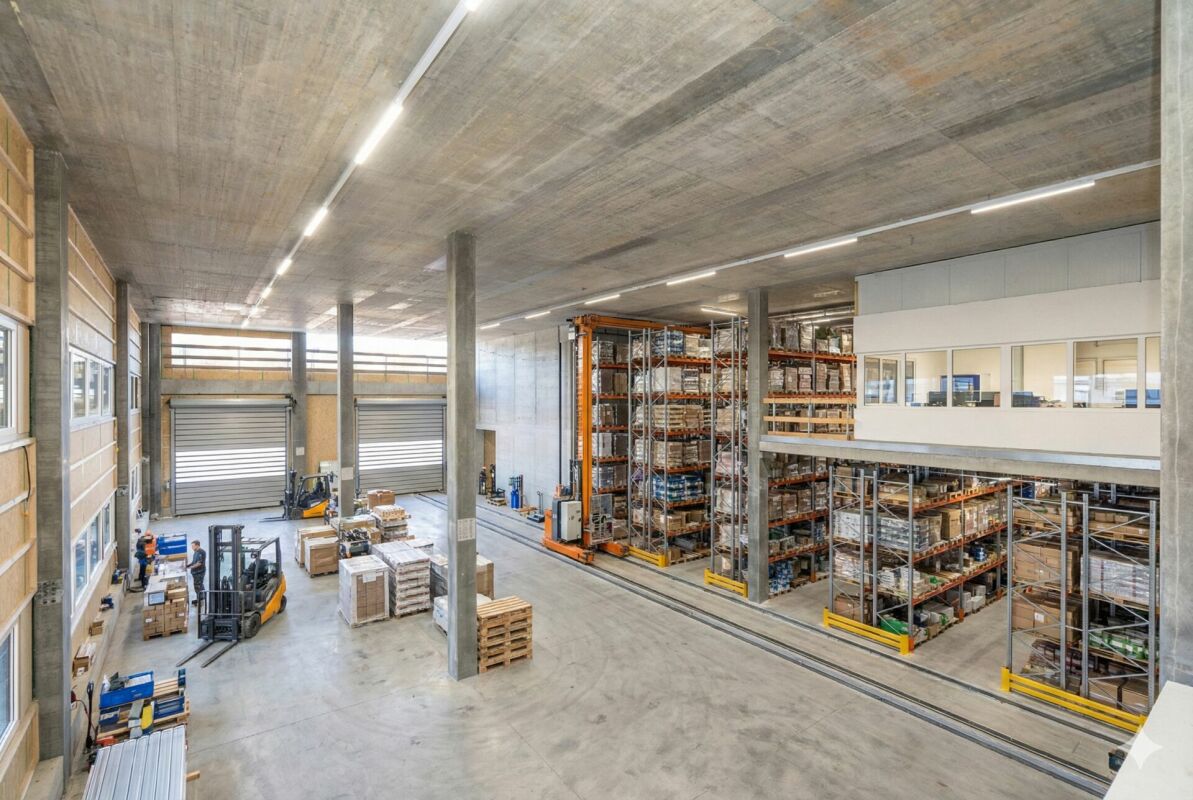 Newly built commercial park NEUHUUS - commercial hall with 7.8m ceiling height