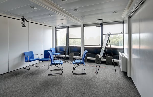 Bureau aménagé avec parking dans un environnement bien desservi 3