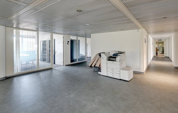 Bureau aménagé avec parking dans un environnement bien desservi 2