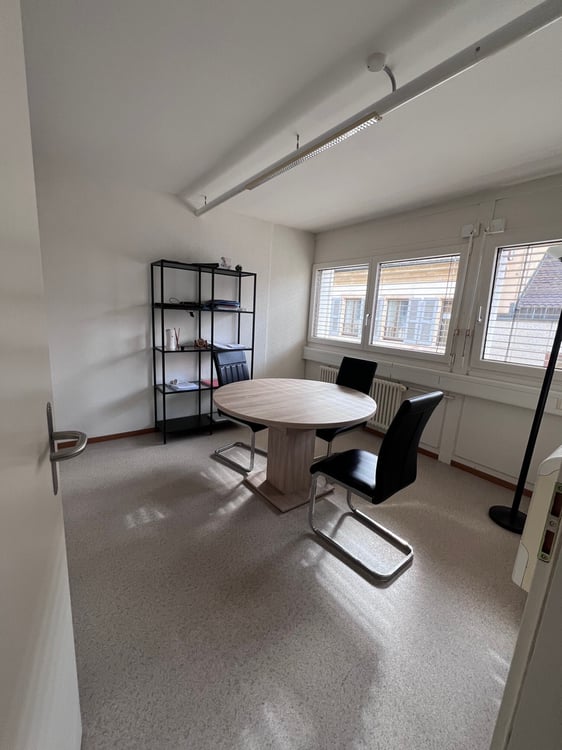 Bureau lumineux et spacieux 4