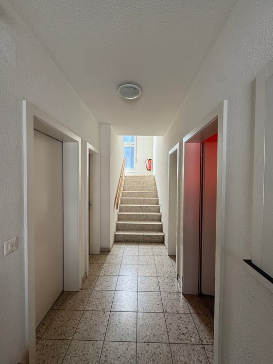 Grosszügige Gewerbehallen mit Bürogebäude und Parkplätzen in Interlaken 10