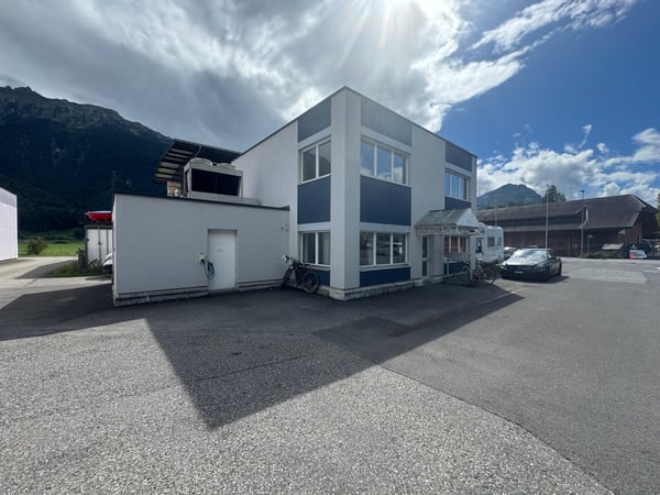 Grosszügige Gewerbehallen mit Bürogebäude und Parkplätzen in Interlaken 9