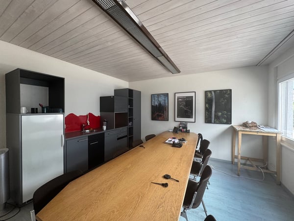 Grosszügige Gewerbehallen mit Bürogebäude und Parkplätzen in Interlaken 11