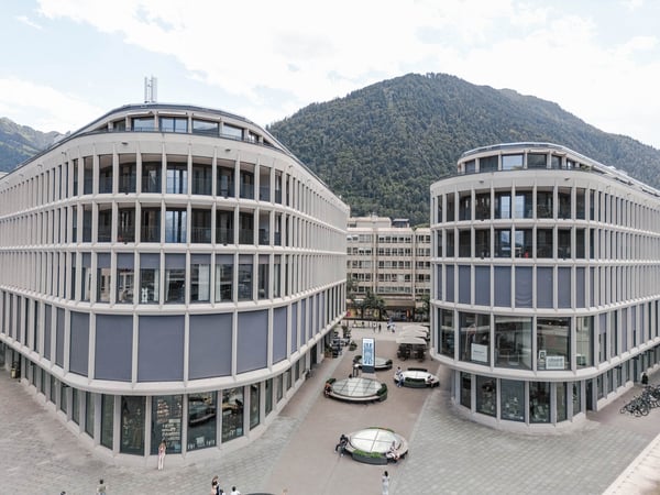 Parkieren Sie bequem im Steinbock direkt beim Bahnhof Chur 1