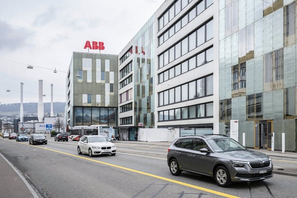 Moderne Büroflächen mit zahlreichen Parkplätzen - Power Tower Baden 2