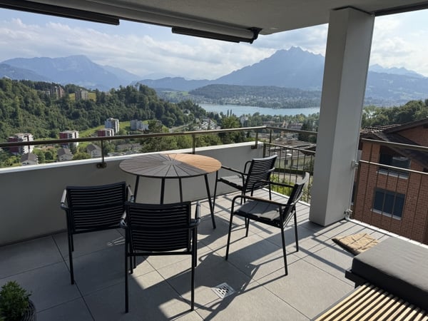 Wohngenuss auf höchstem Niveau 3.5-Zimmer-Wohnung mit fantastischer See- und Bergsicht 1