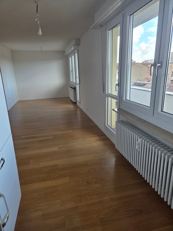 Wir vermieten eine schöne renovierte 1-Zimmerdachwohnung 5