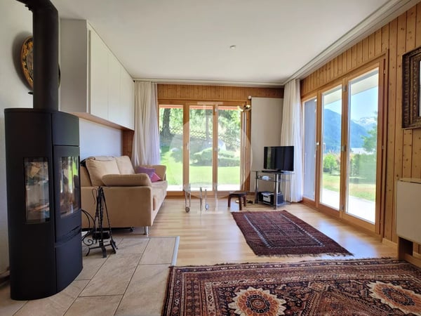 Magnifique appartement d'angle de 1.5 pièces entièrement rénové avec grand jardin et vue imprenable sur les montagnes et la Vallée du Rhône 1