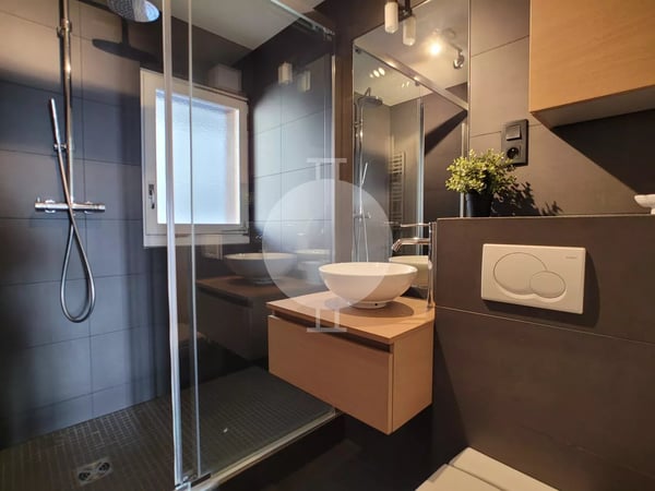 Charmant appartement 3.5 pièces entièrement rénové avec vue sur les montagnes 9