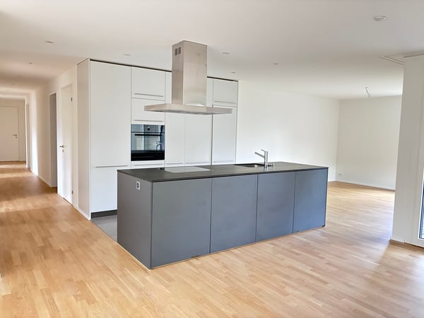 Grosszügige, helle Wohnung mit Balkon und 2 Nasszellen 2