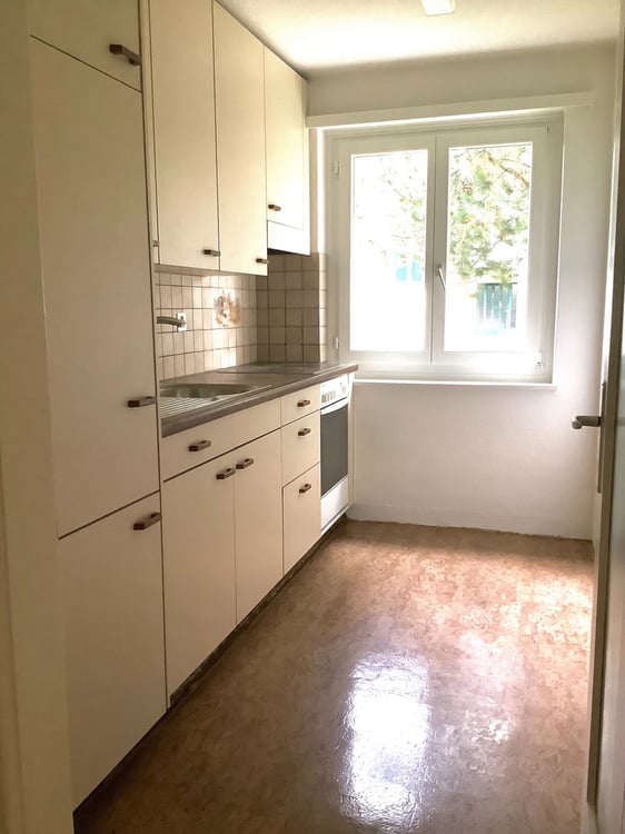 Zentral neben dem Bahnhof Schwerzenbach 2