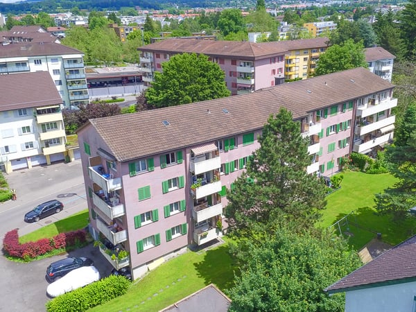 Zentral neben dem Bahnhof Schwerzenbach 1