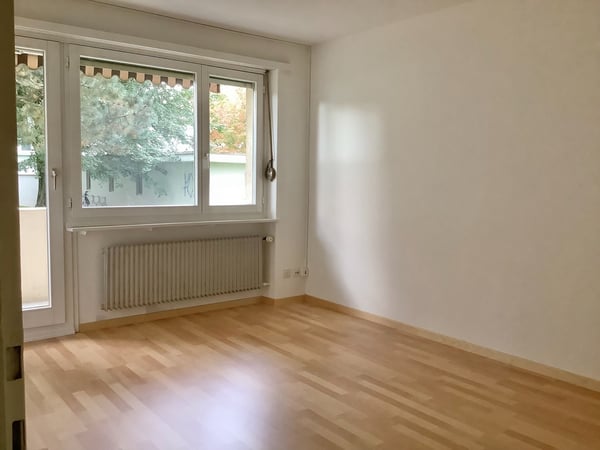 Zentral neben dem Bahnhof Schwerzenbach 5