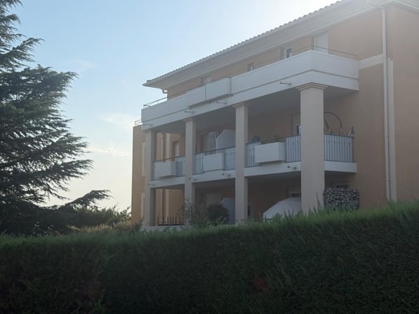 Studio meublé tout équipé avec grande terrasse 1