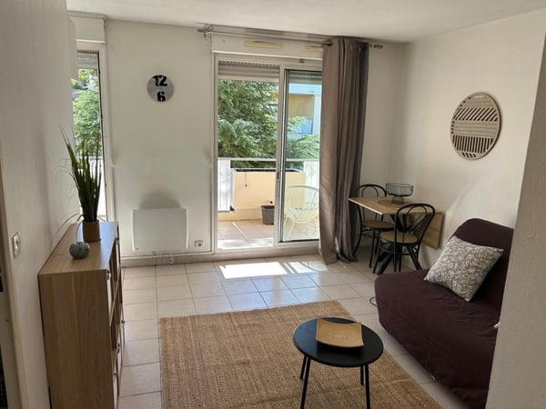 Studio meublé tout équipé avec grande terrasse 4