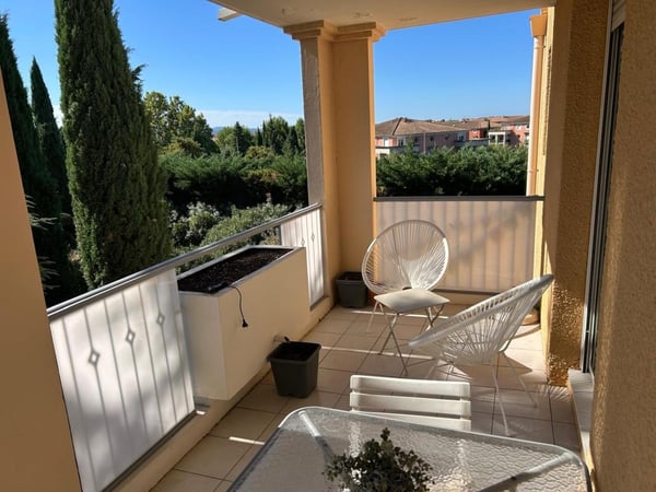 Studio meublé tout équipé avec grande terrasse 3