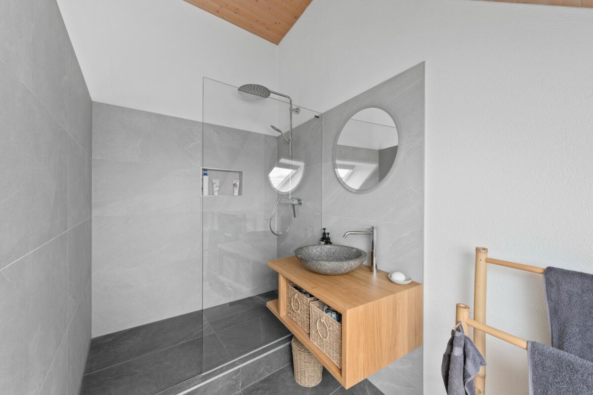 Magnifique villa d'architecte de 7.5 pièces avec piscine chauffée et jacuzzi à 5 minutes de Payerne