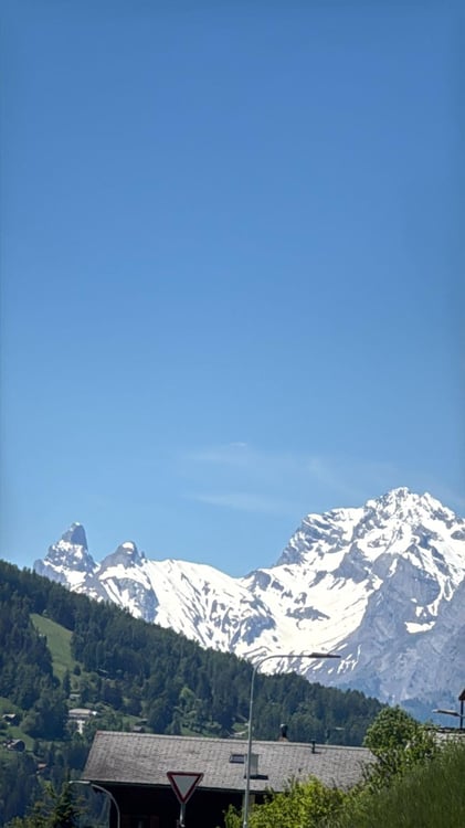 Maison composée de 2 logements indépendants, au coeur d'un village de montagne prisé, à proximité des pistes/chemins de randonnée et des commodités. 5