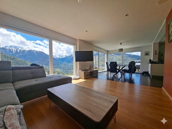 Maison composée de 2 logements indépendants, au coeur d'un village de montagne prisé, à proximité des pistes/chemins de randonnée et des commodités. 2