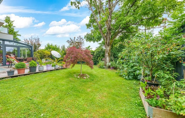 Charmante villa jumelée Minergie avec superbe jardin arboré ! 12