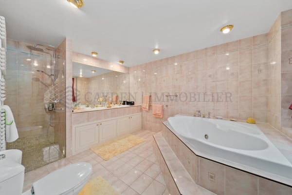 Magnifique villa de 4 chambres avec piscine et vue lac 5