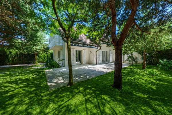 Villa jumelle rénovée avec studio indépendant dans un environnement résidentiel privilégié à Commugny 1