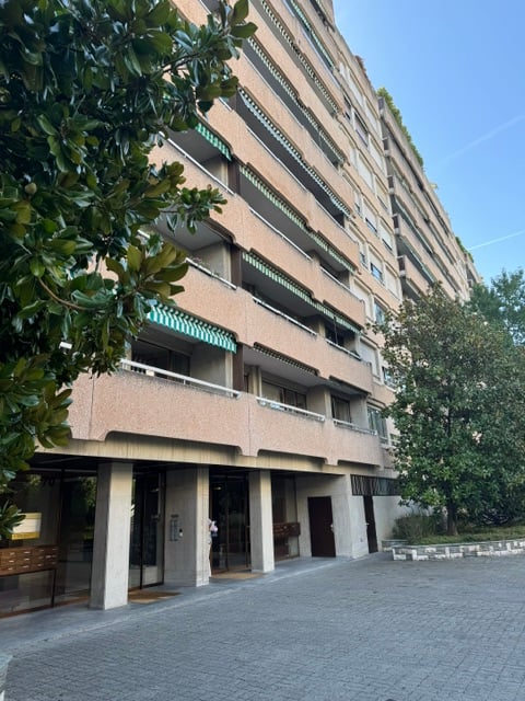 Spacieux appartement de 2 pièces avec balcon au 7ème étage – Route de Florissant, Genève 1