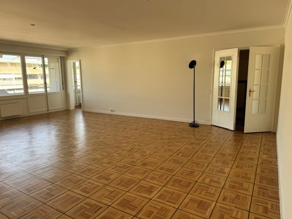Spacieux appartement de 2 pièces avec balcon au 7ème étage – Route de Florissant, Genève 3