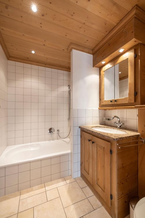 LOCATION SAISONNIÈRE : Appartement spacieux entièrement rénové comprenant 5 chambres et 5 salles de bains, situé dans le centre de Verbier, avec jacuzzi et grande terrasse offrant une vue sur les montagnes. 10