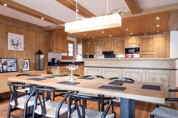 LOCATION SAISONNIÈRE : Appartement spacieux entièrement rénové comprenant 5 chambres et 5 salles de bains, situé dans le centre de Verbier, avec jacuzzi et grande terrasse offrant une vue sur les montagnes. 2