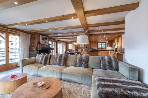 LOCATION SAISONNIÈRE : Appartement spacieux entièrement rénové comprenant 5 chambres et 5 salles de bains, situé dans le centre de Verbier, avec jacuzzi et grande terrasse offrant une vue sur les montagnes. 1