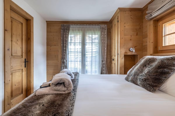 LOCATION SAISONNIÈRE : Appartement spacieux entièrement rénové comprenant 5 chambres et 5 salles de bains, situé dans le centre de Verbier, avec jacuzzi et grande terrasse offrant une vue sur les montagnes. 11