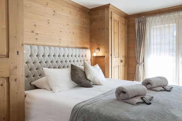LOCATION SAISONNIÈRE : Appartement spacieux entièrement rénové comprenant 5 chambres et 5 salles de bains, situé dans le centre de Verbier, avec jacuzzi et grande terrasse offrant une vue sur les montagnes. 8