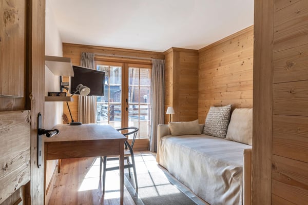 LOCATION SAISONNIÈRE : Appartement spacieux entièrement rénové comprenant 5 chambres et 5 salles de bains, situé dans le centre de Verbier, avec jacuzzi et grande terrasse offrant une vue sur les montagnes. 5