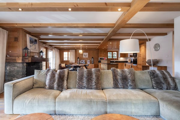 LOCATION SAISONNIÈRE : Appartement spacieux entièrement rénové comprenant 5 chambres et 5 salles de bains, situé dans le centre de Verbier, avec jacuzzi et grande terrasse offrant une vue sur les montagnes. 3