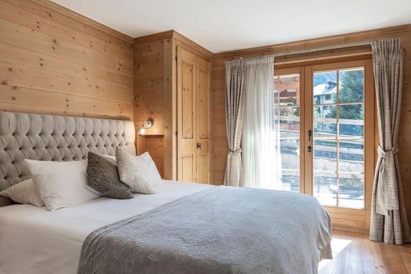 LOCATION SAISONNIÈRE : Appartement spacieux entièrement rénové comprenant 5 chambres et 5 salles de bains, situé dans le centre de Verbier, avec jacuzzi et grande terrasse offrant une vue sur les montagnes. 7