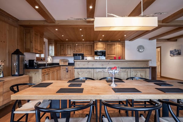 LOCATION SAISONNIÈRE : Appartement spacieux entièrement rénové comprenant 5 chambres et 5 salles de bains, situé dans le centre de Verbier, avec jacuzzi et grande terrasse offrant une vue sur les montagnes. 4