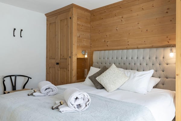 LOCATION SAISONNIÈRE : Appartement spacieux entièrement rénové comprenant 5 chambres et 5 salles de bains, situé dans le centre de Verbier, avec jacuzzi et grande terrasse offrant une vue sur les montagnes. 9