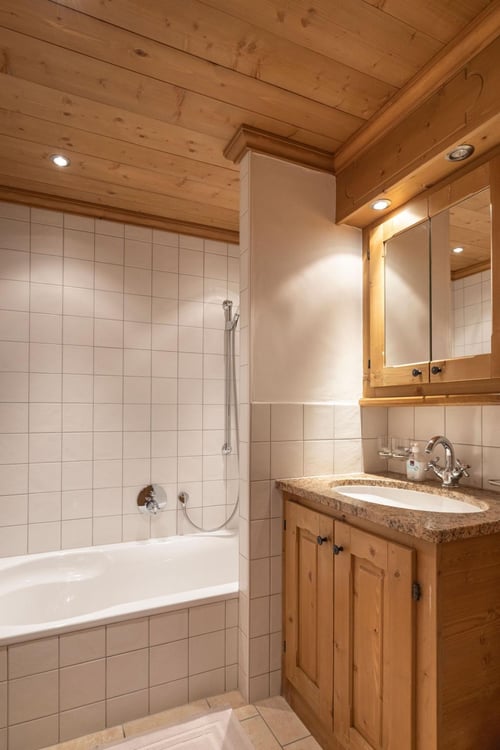 LOCATION SAISONNIÈRE : Appartement spacieux entièrement rénové comprenant 5 chambres et 5 salles de bains, situé dans le centre de Verbier, avec jacuzzi et grande terrasse offrant une vue sur les montagnes. 6
