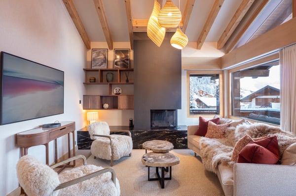 LOCATION SAISONNIÈRE : Appartement duplex de 4 chambres et 3 salles de bains, situé dans le centre de Verbier, avec un grand balcon panoramique offrant une vue imprenable sur les montagnes. 1