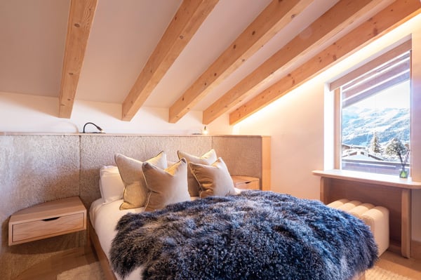 LOCATION SAISONNIÈRE : Appartement duplex de 4 chambres et 3 salles de bains, situé dans le centre de Verbier, avec un grand balcon panoramique offrant une vue imprenable sur les montagnes. 9