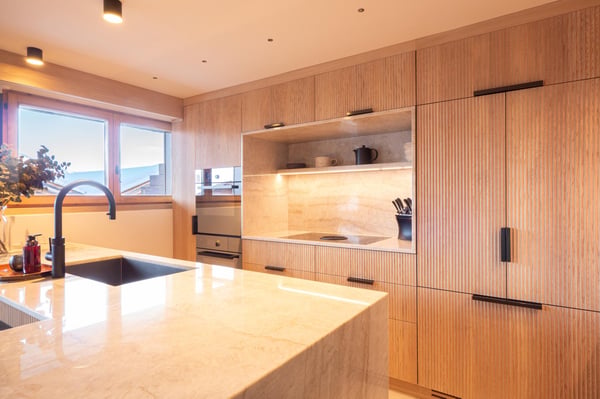 LOCATION SAISONNIÈRE : Appartement duplex de 4 chambres et 3 salles de bains, situé dans le centre de Verbier, avec un grand balcon panoramique offrant une vue imprenable sur les montagnes. 4